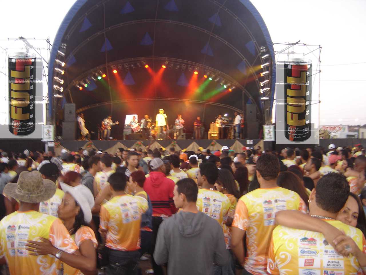 Palco iluminado — artistas no comando